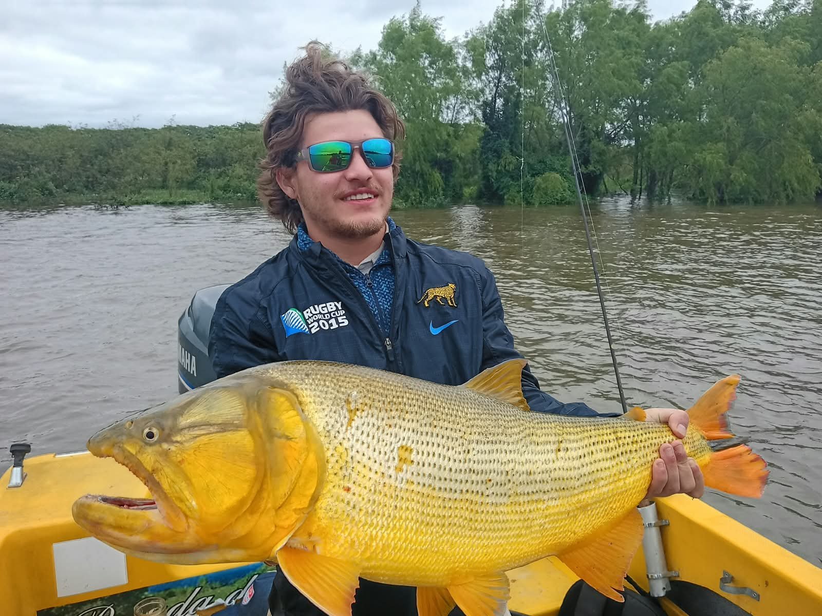 Pescador con un dorado en la lancha, Esquina, Corrientes