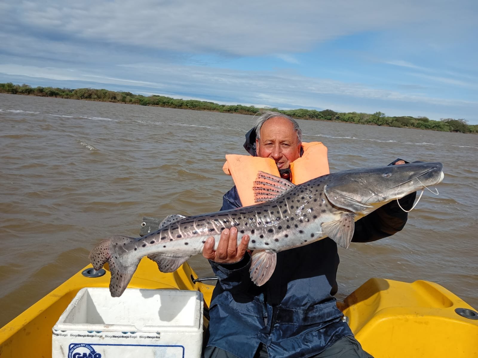 Pescador con un surubí en la lancha, Esquina, Corrientes