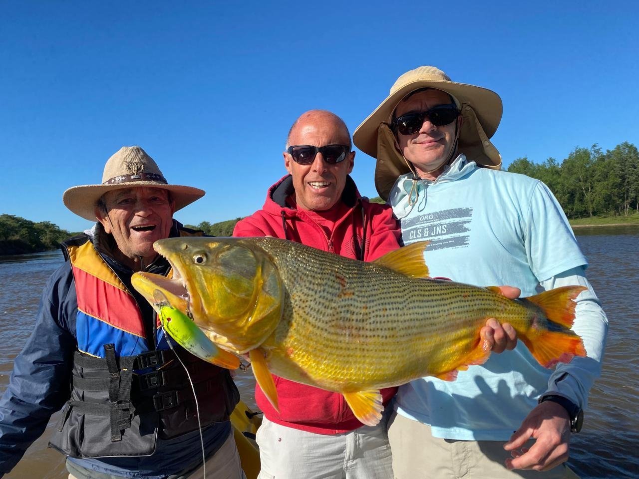 Tres pescadores con un dorado en la lancha, Esquina, Corrientes