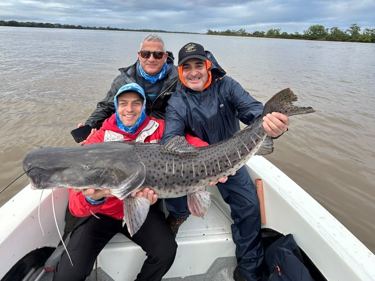 Tres pescadores con un surubí en la lancha, Esquina, Corrientes