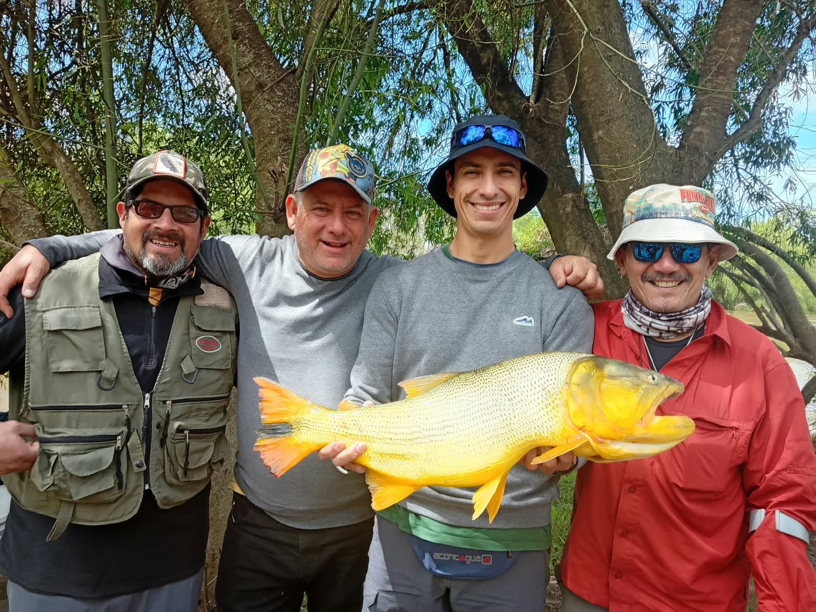 Grupo de amigos con un dorado en la costa del río, Esquina, Corrientes