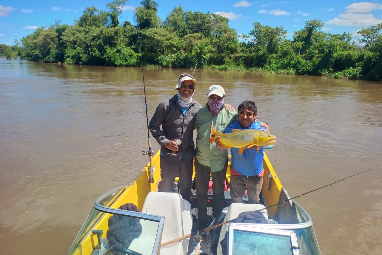 Pescadores con un dorado en la lancha sobre el río Paraná, Esquina, Corrientes