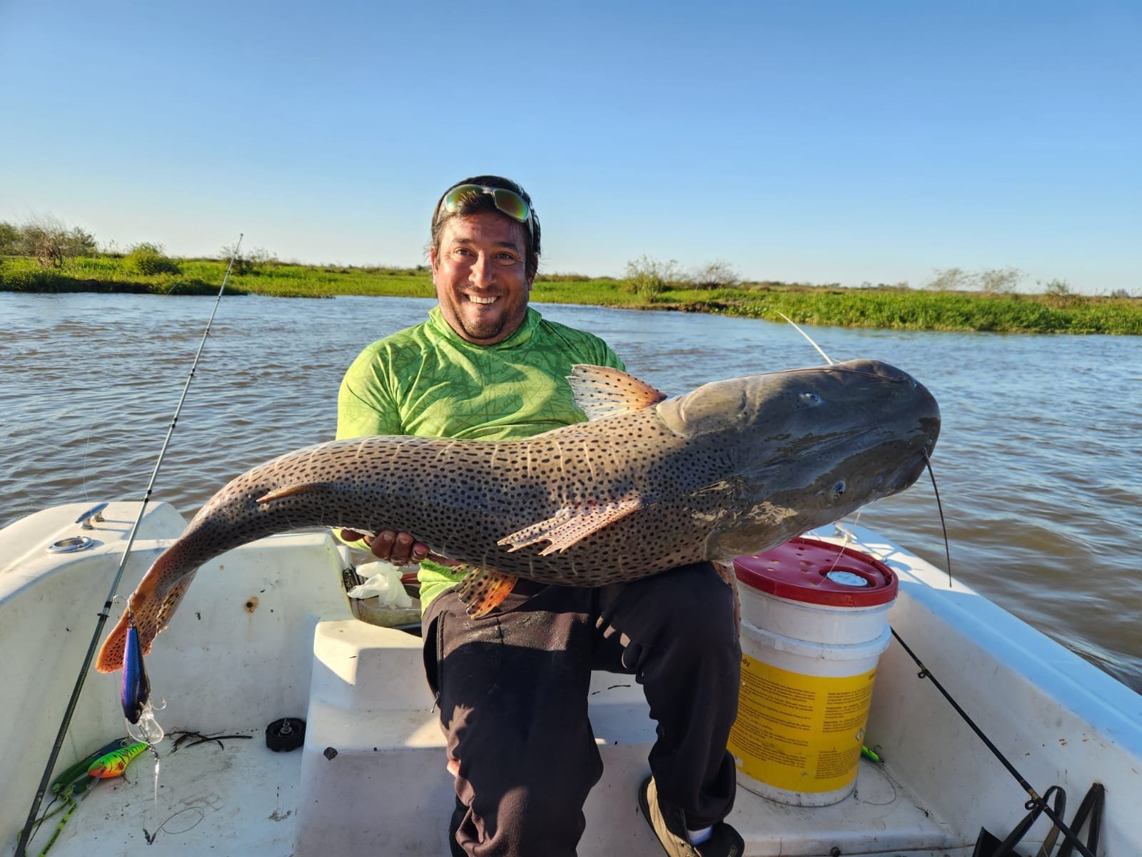 Pescador con un surubí en la lancha, Esquina, Corrientes