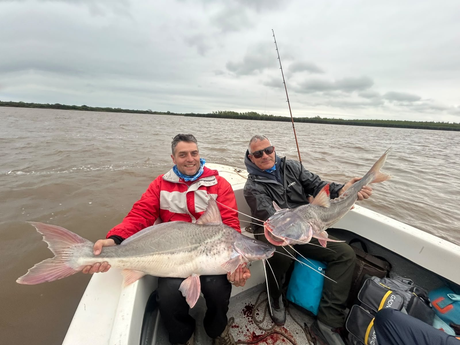 Dos pescadores con patíes, pesca variada del río Paraná, Esquina, Corrientes