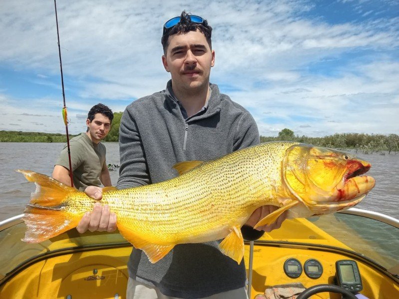 Pescador con un gran dorado en la lancha, Esquina, Corrientes