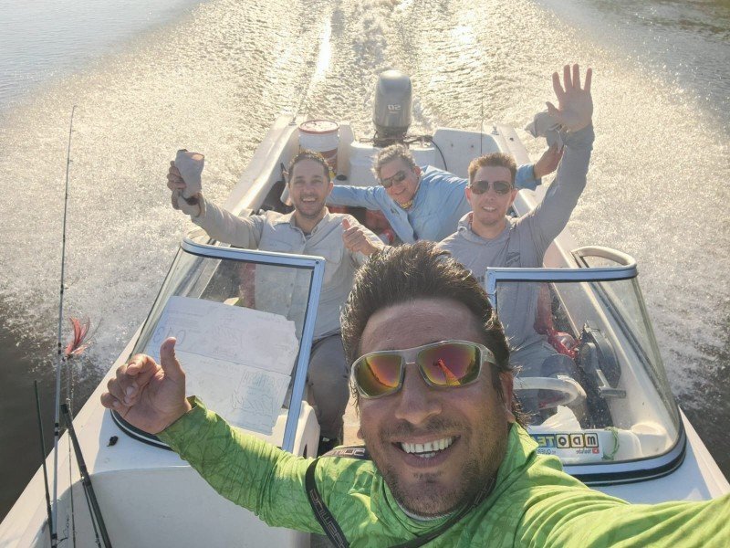 Amigos celebran a bordo de la lancha navegando el río, Esquina, Corrientes