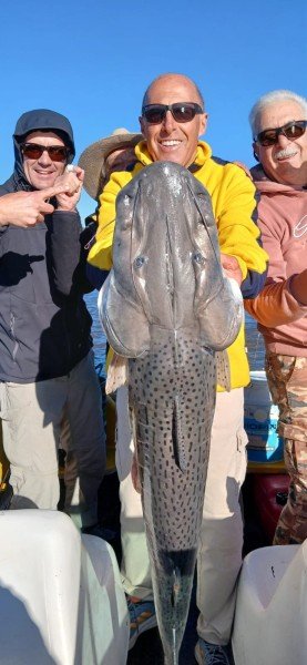 Grupo de pescadores con un surubí en la lancha, Esquina, Corrientes