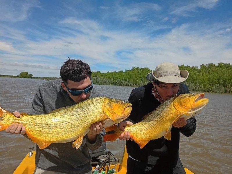Dos pescadores con dorados en la lancha, Esquina, Corrientes