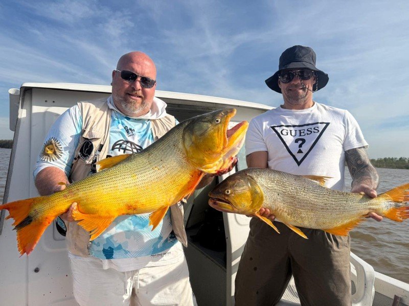 Dos pescadores con dos dorados en la lancha, Esquina, Corrientes