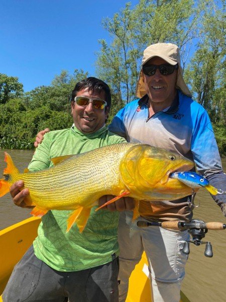 Dos pescadores con un dorado junto al monte, Esquina, Corrientes
