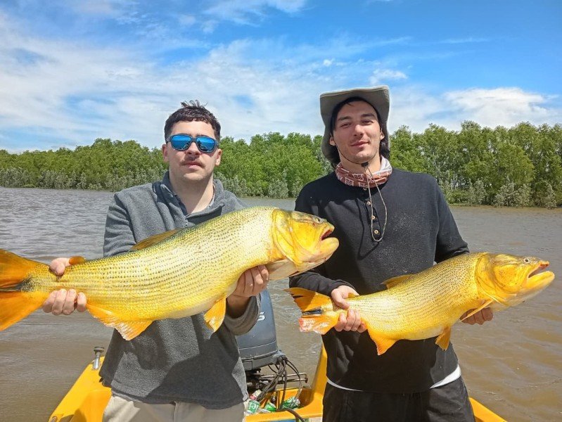 Dos pescadores, cada uno con su dorado, en la lancha, Esquina, Corrientes