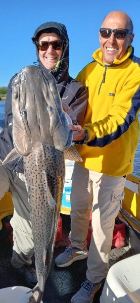 Dos pescadores con un gran surubí en vertical, Esquina, Corrientes