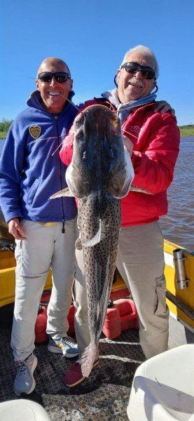 Dos pescadores con un surubí en la lancha, Esquina, Corrientes
