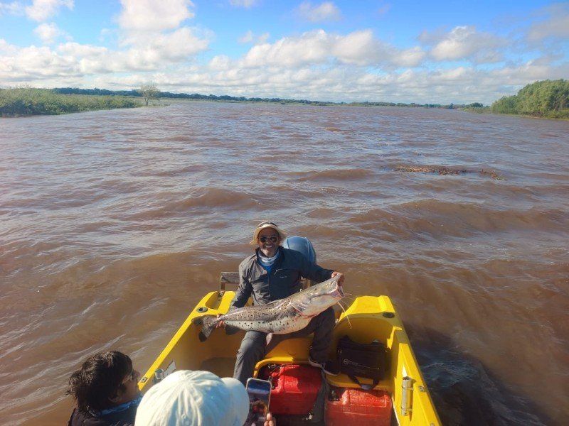 Lancha en el río Paraná con un pescador y su surubí, Esquina, Corrientes